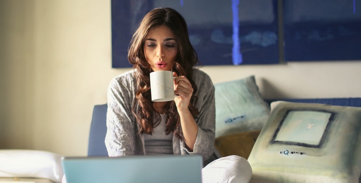girl-writing-blog